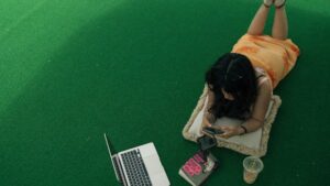Cuanto cuesta instalar cesped artificial