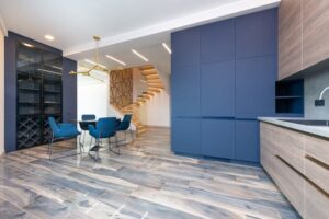 Como combinar tarima vinílica con muebles según tu estilo