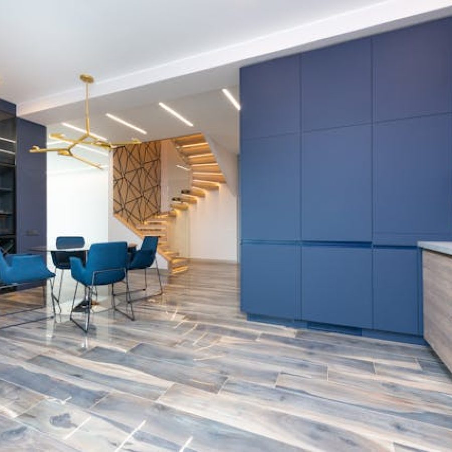 Cómo combinar tarima vinílica con muebles: guía completa
