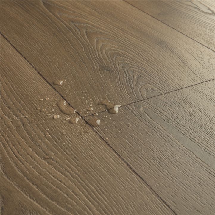 Tarima Laminada Roble Marrón Cálido | AC4 | 8mm | Instalación Flotante Click | Resistencia al Agua | Suelo para Cocina y Baño