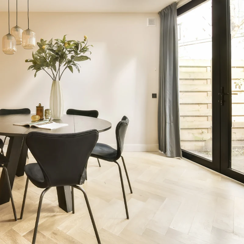Tarima Madera Natural Multicapa en Espiga | Herringbone Invisible Nórdico | Roble Claro | Machihembrada
