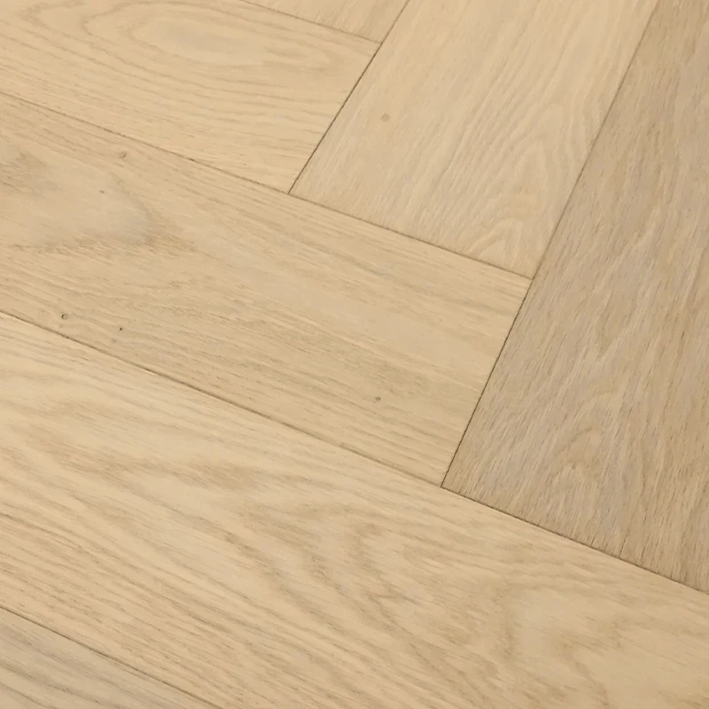 Tarima Madera Natural Multicapa en Espiga | Herringbone Invisible Nórdico | Roble Claro | Machihembrada
