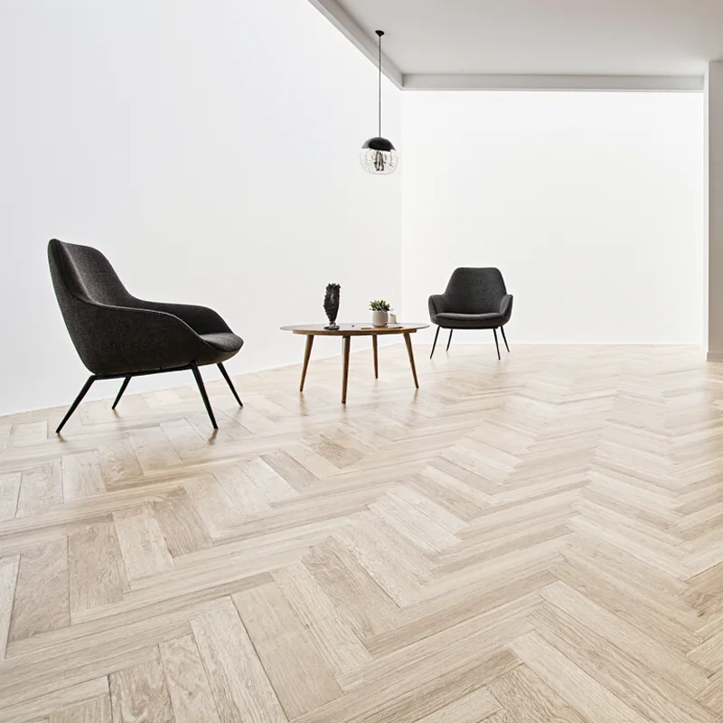 Tarima Madera Natural Multicapa en Espiga | Herringbone Invisible Nórdico | Roble Claro | Machihembrada
