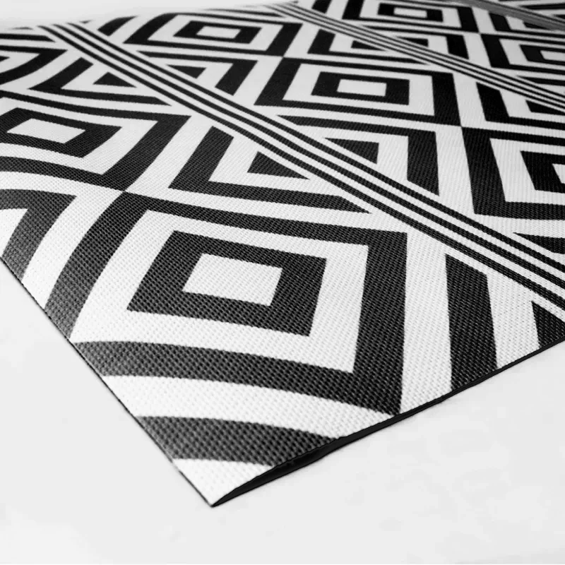 Alfombra Vinilica de exterior Rayas y Rombos Negros | 60x90 | Resistencia al Agua | Antideslizante
